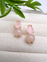 Load image into Gallery viewer, Light pink drop pink quartzo earrings
