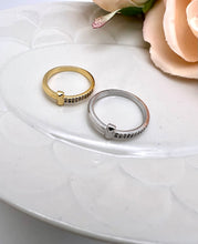 Load image into Gallery viewer, Delicate Tify inspired wedding ring
