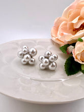 Load image into Gallery viewer, Cluster earrings of pearls different sizes
