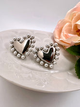Load image into Gallery viewer, Heart earring with pearl finish around them
