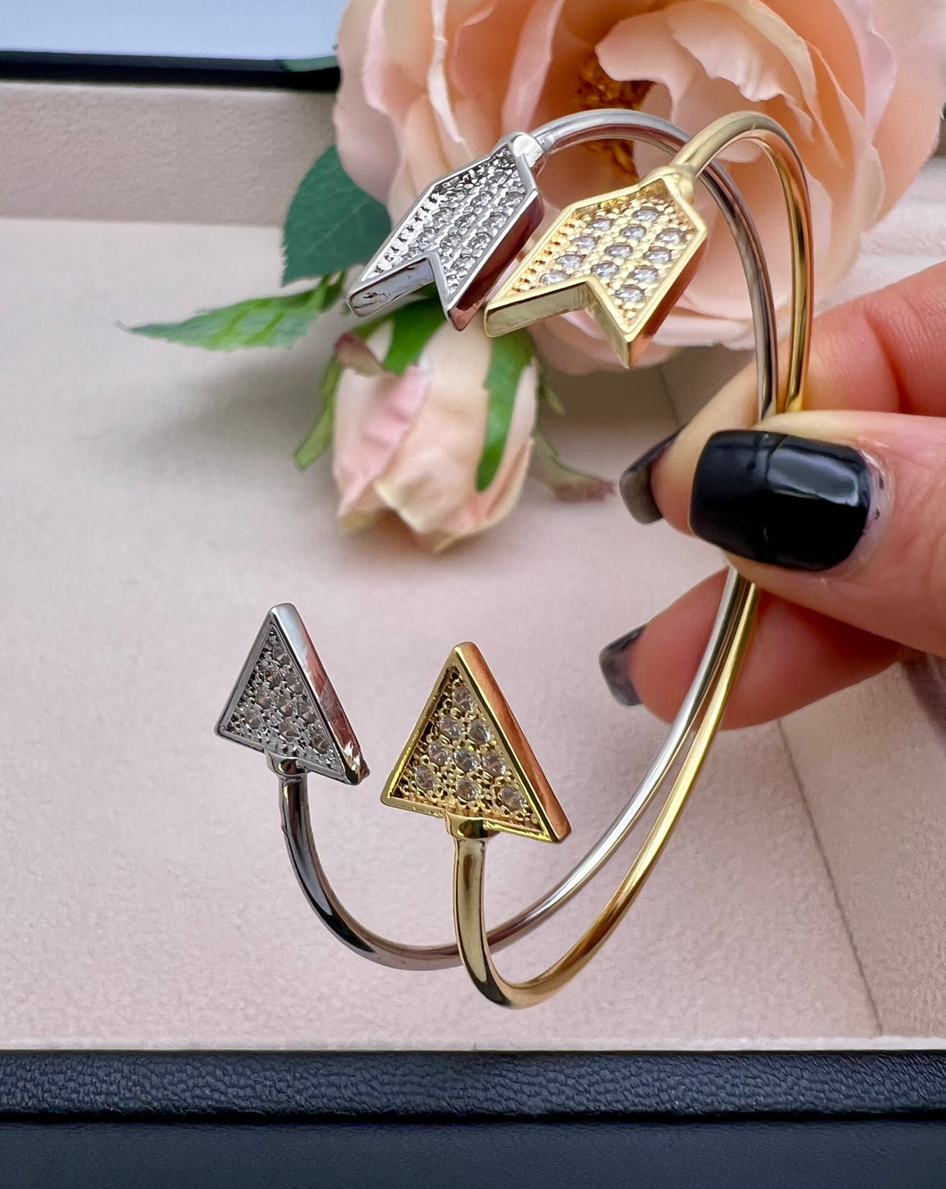 Open bracelet with arrow on the ends