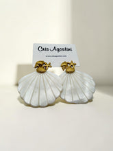 Load image into Gallery viewer, Big seashell gold base earrings
