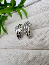 Load image into Gallery viewer, Basic snake inspired stud earrings
