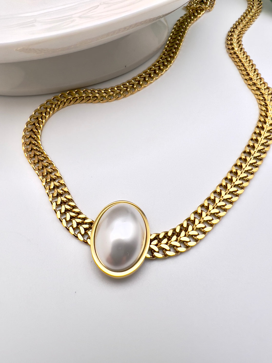 Oval pearl in the middle choker necklace