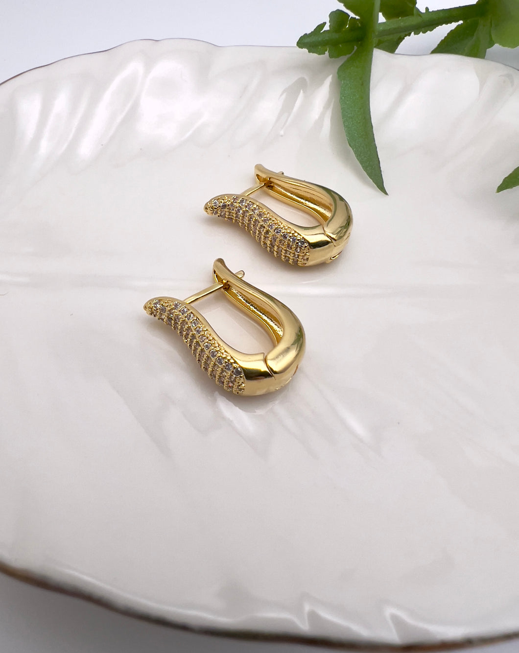 Small curved studded in front earrings