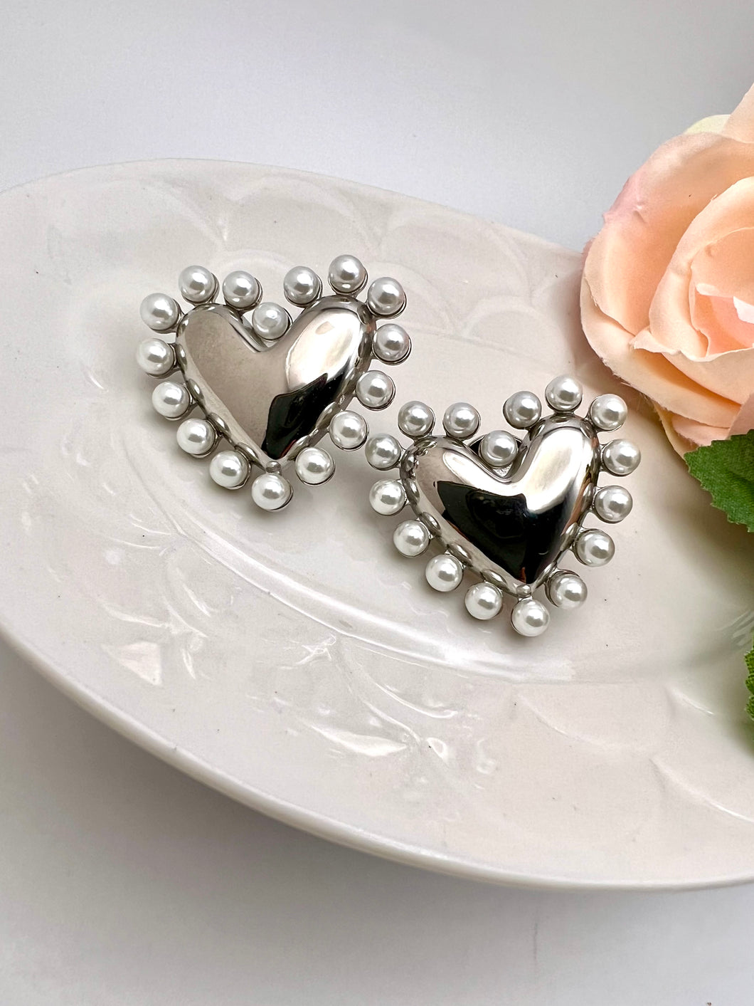 Heart earring with pearl finish around them