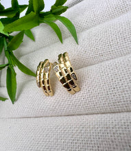 Load image into Gallery viewer, Basic snake inspired stud earrings
