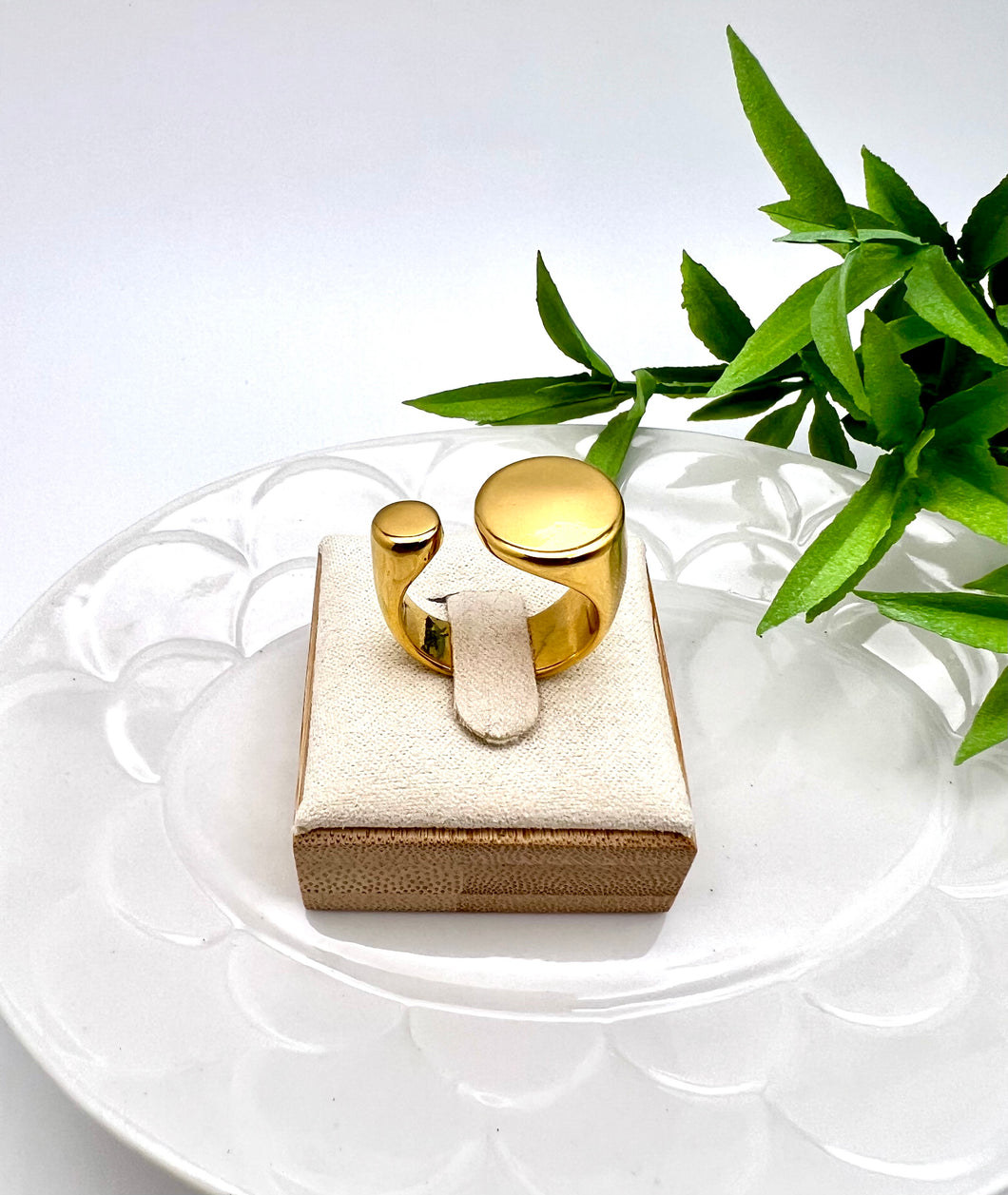 Open ring Round on top