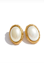 Load image into Gallery viewer, Silver plated oval pearl earrings
