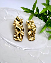 Load image into Gallery viewer, Crumpled earrings with wave
