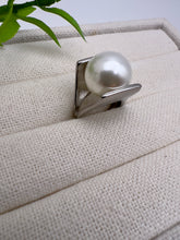 Load image into Gallery viewer, Big round shell pearl ring
