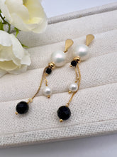 Load image into Gallery viewer, Long earrings shell pearl and black agate
