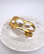 Load image into Gallery viewer, Oval pearl details open bracelet
