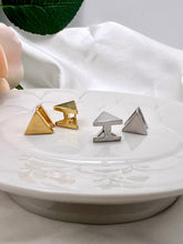 Load image into Gallery viewer, Triangle click brushed earrings
