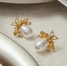 Load image into Gallery viewer, Inspired bee with pearl earrings
