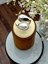 Load image into Gallery viewer, Gold teardrop ring with pearls at the ends
