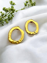 Load image into Gallery viewer, Organic open large earrings
