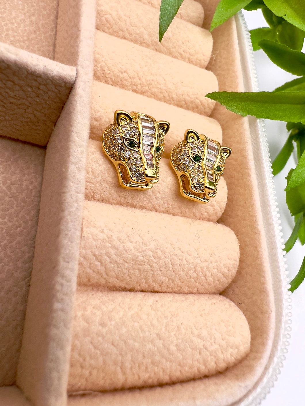 Tiger earrings studded with navettes and emerald eye