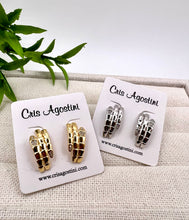 Load image into Gallery viewer, Basic snake inspired stud earrings
