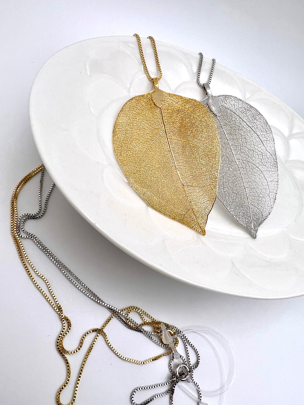 Long lace leaf pendant necklace
