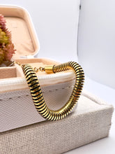 Load image into Gallery viewer, Old gold round snake bracelet
