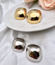 Load image into Gallery viewer, Button square bold Seductive earrings
