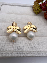 Load image into Gallery viewer, Orchid base and shell pearl earrings
