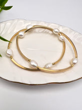 Load image into Gallery viewer, Golden tube bracelet with cultured pearl
