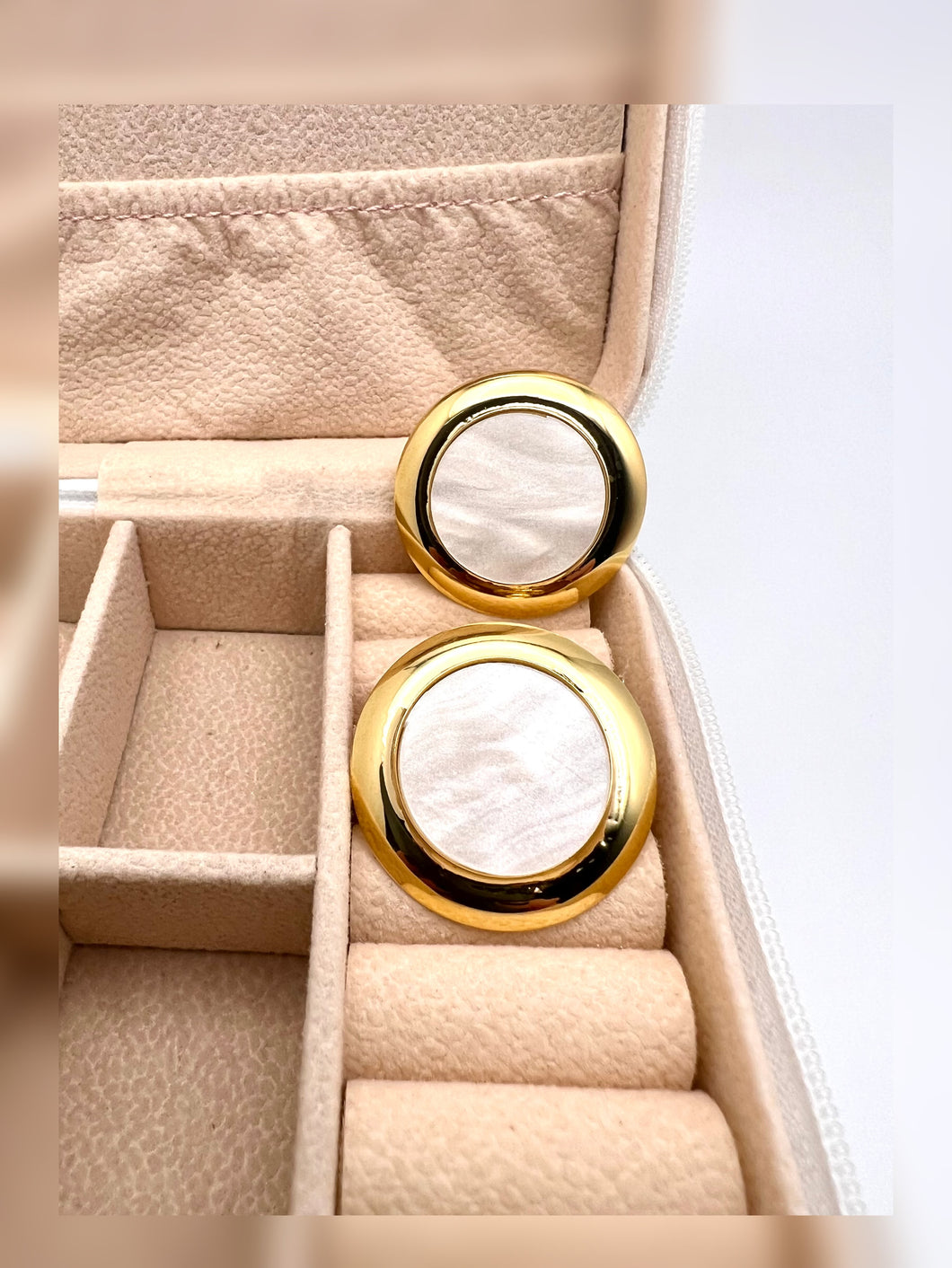 Round mother of pearl gold plated earrings