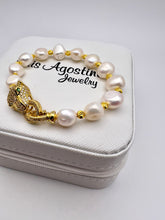 Load image into Gallery viewer, Freshwater pearl bracelet with jaguar cz clasp
