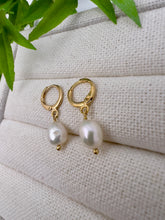 Load image into Gallery viewer, One freshwater pearl hoop earrings
