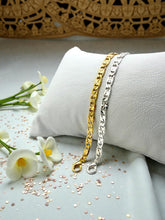 Load image into Gallery viewer, Medium Piastrine links bracelet
