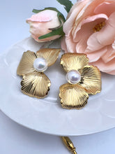 Load image into Gallery viewer, Half orchid striped petal earrings with pearl
