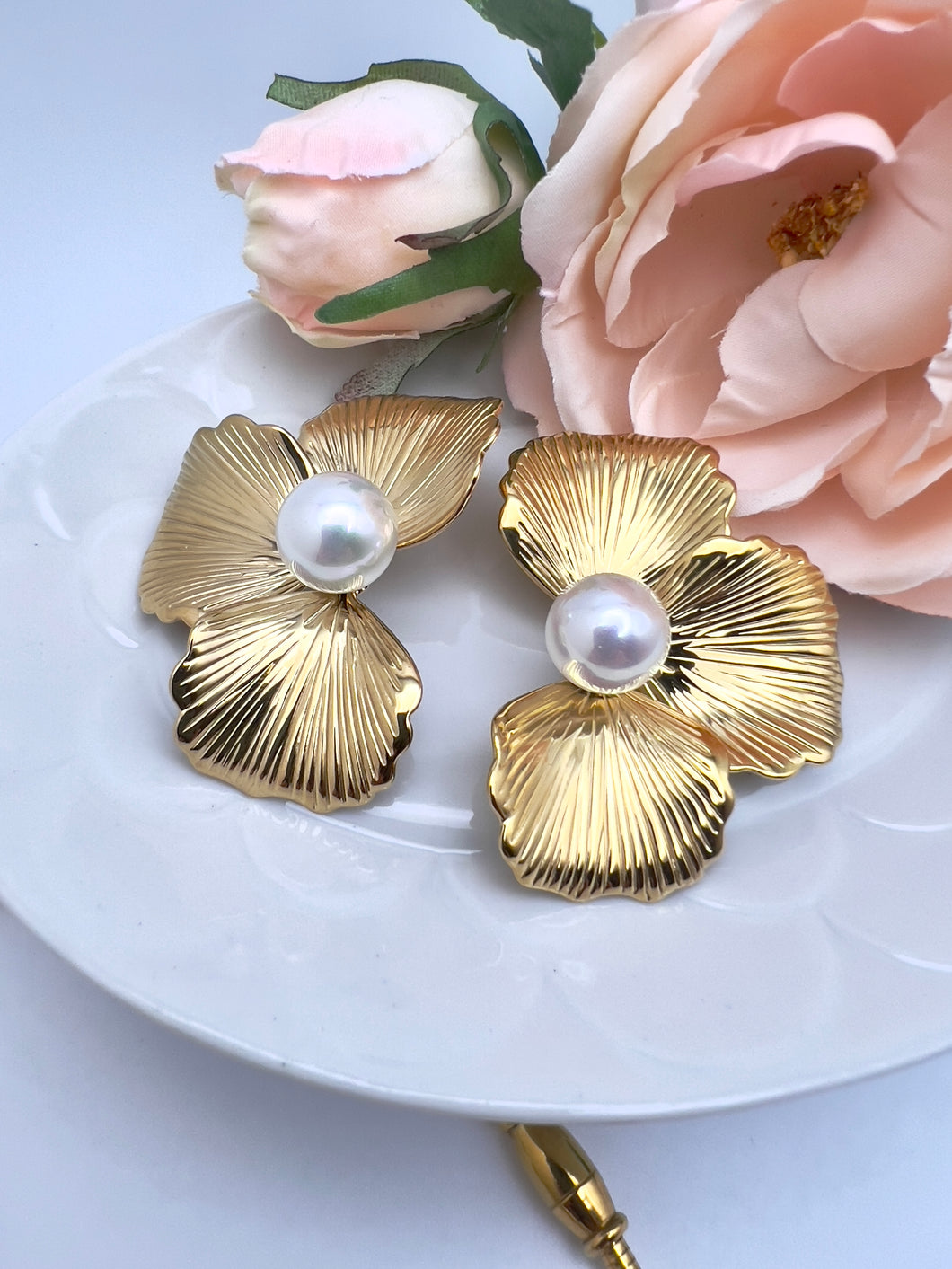 Half orchid striped petal earrings with pearl