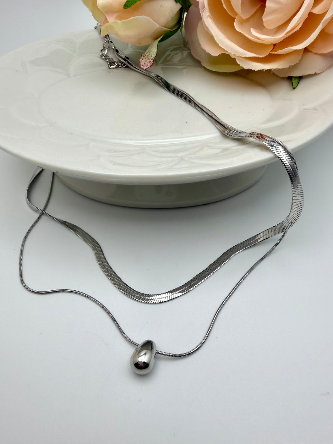 Double snake necklace with pendant