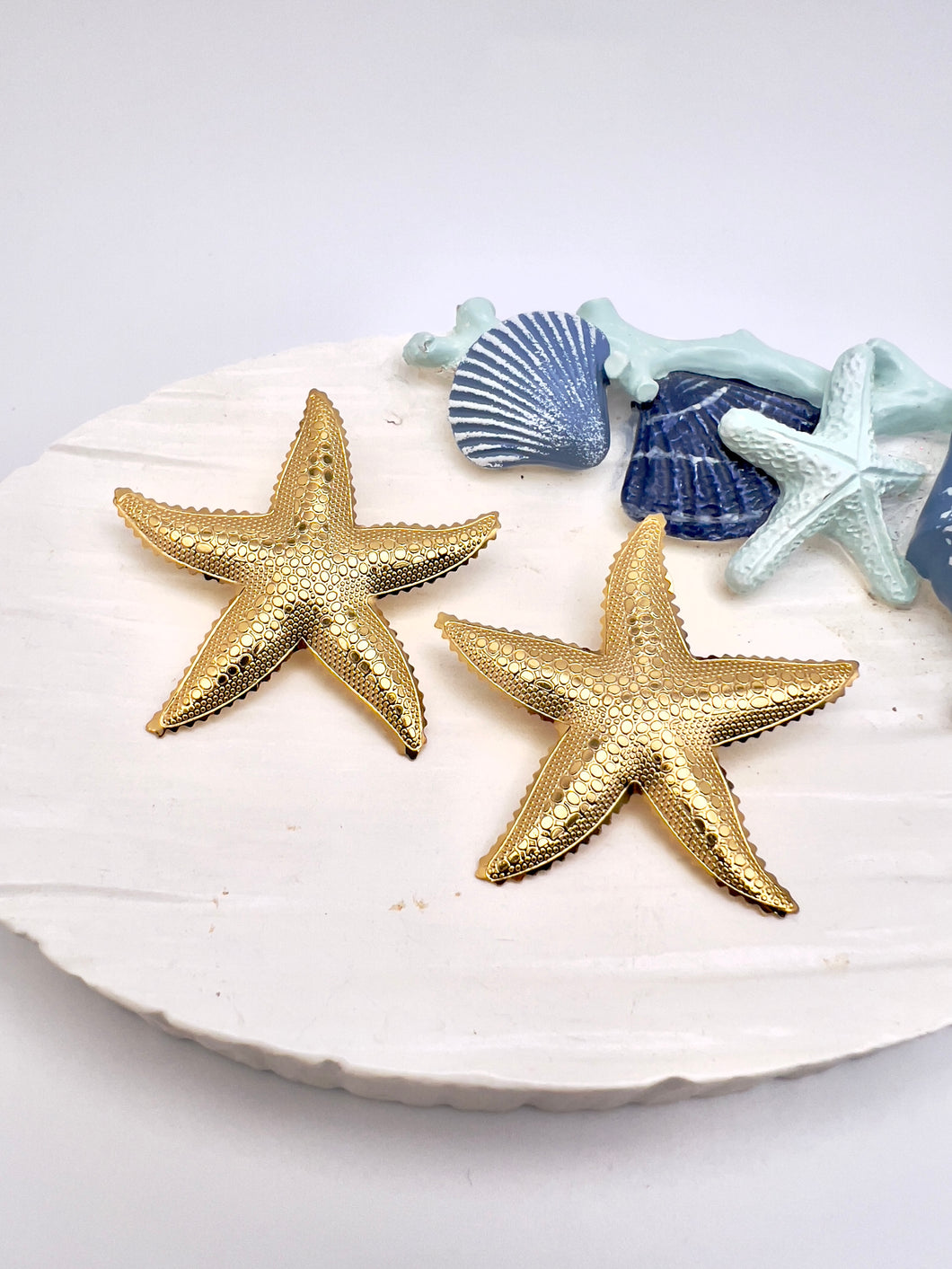 Printed starfish medium earrings