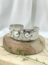 Load image into Gallery viewer, Hammered bezel set pearls bracelet
