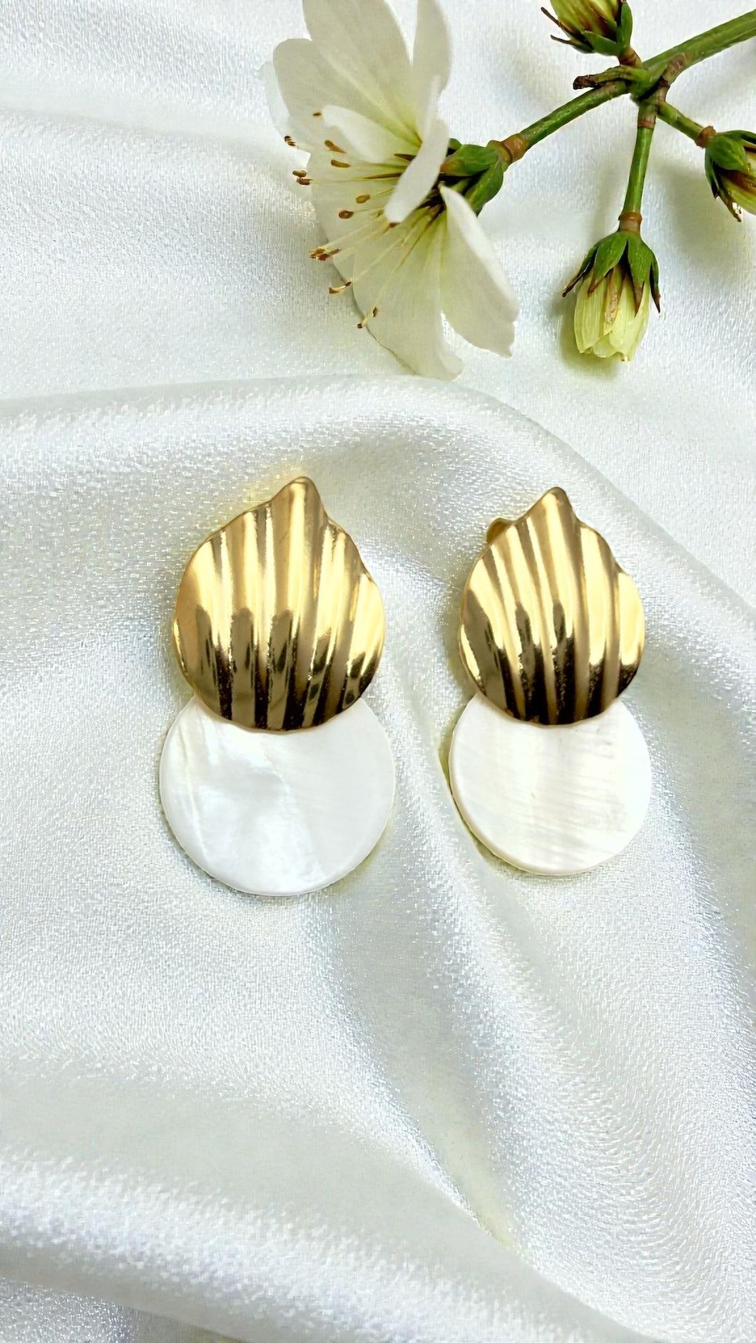 Shell base round mother-of-pearl earrings