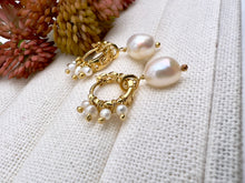 Load image into Gallery viewer, Hoop details and pearl pendant earrings
