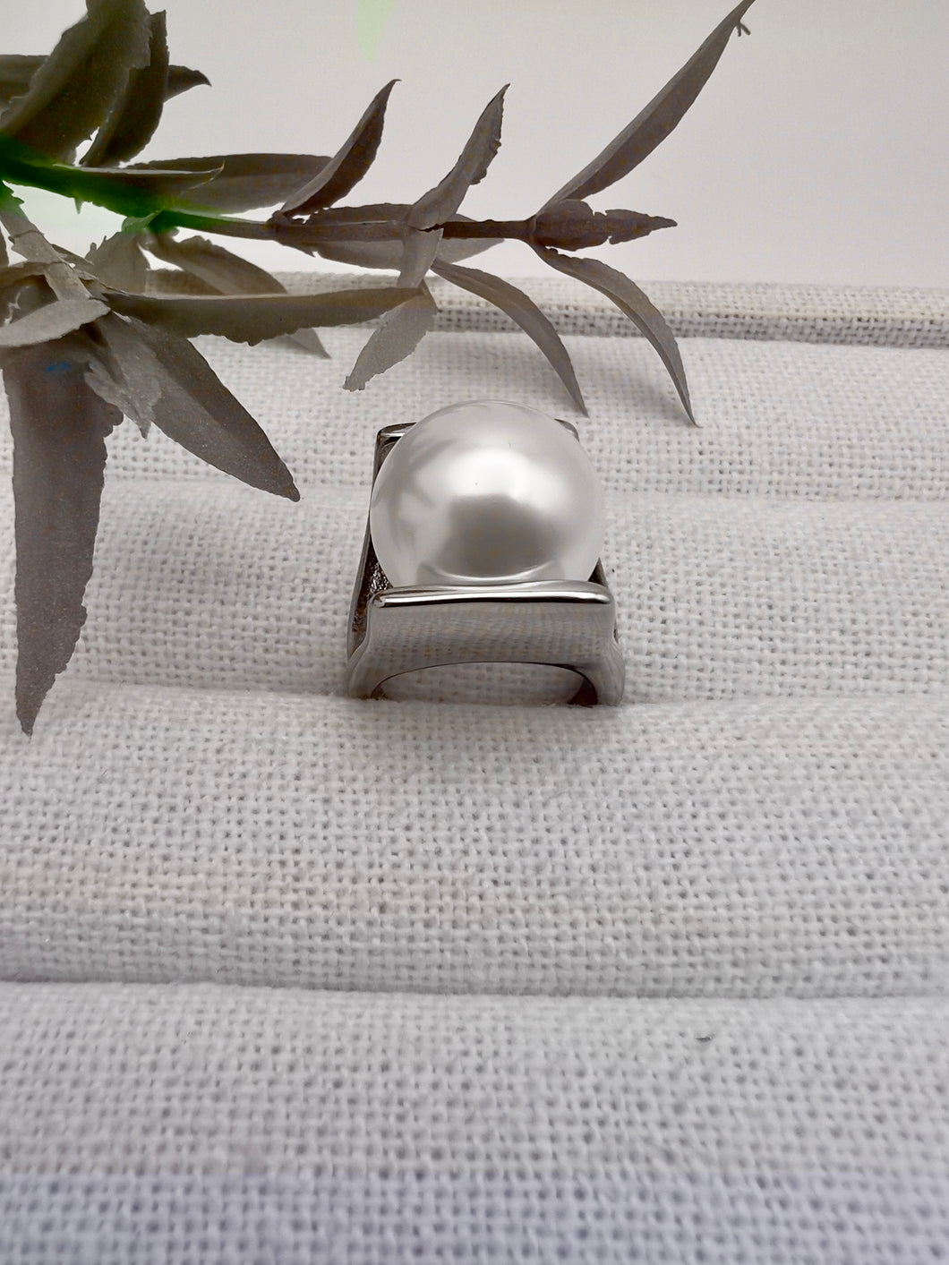 Big round shell pearl ring