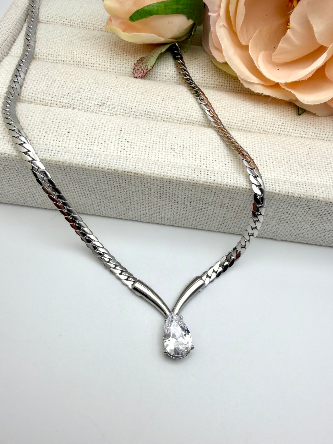 Braided ribbon necklace teardrop-shaped cz pendant