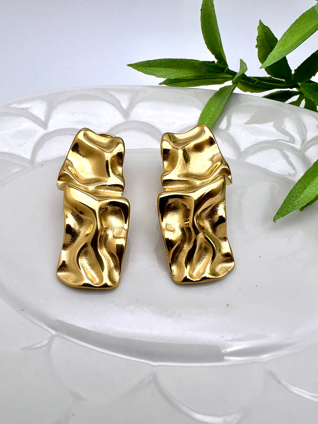 Crumpled earrings with wave