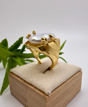 Load image into Gallery viewer, Baroque pearl ring with claw details
