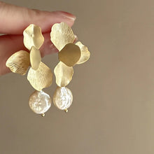 Load image into Gallery viewer, Flower with baroque pearl pendant earrings
