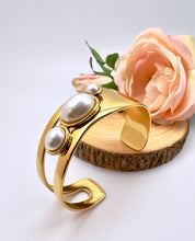 Load image into Gallery viewer, Oval pearl details open bracelet
