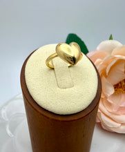Load image into Gallery viewer, Smooth ring with a full heart
