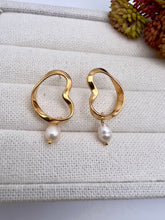 Load image into Gallery viewer, Organic base earring with hanging freshwater pearl
