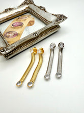 Load image into Gallery viewer, Snake chain with two zirconias earrings
