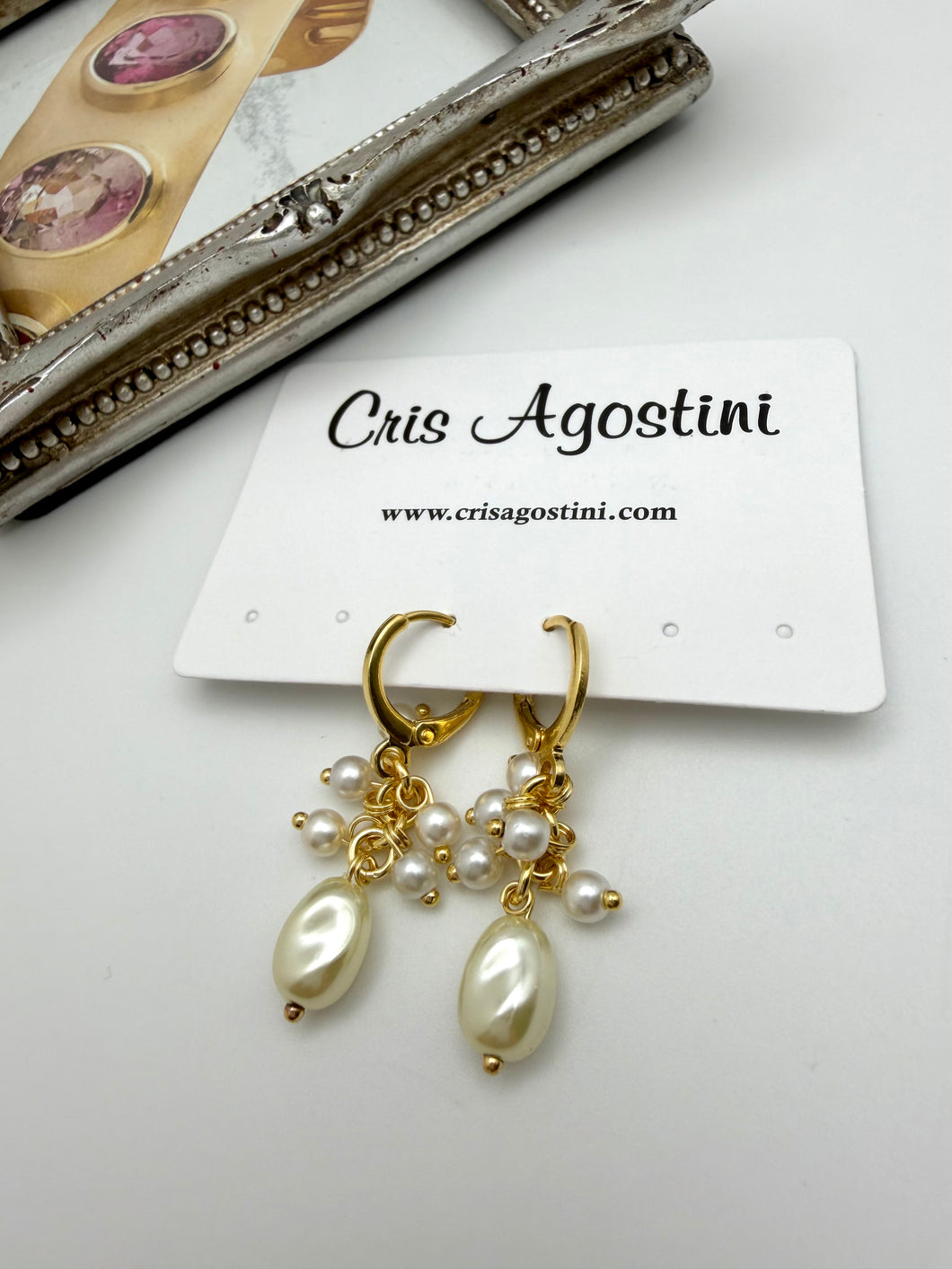 Hoop earrings with clusters of pearls
