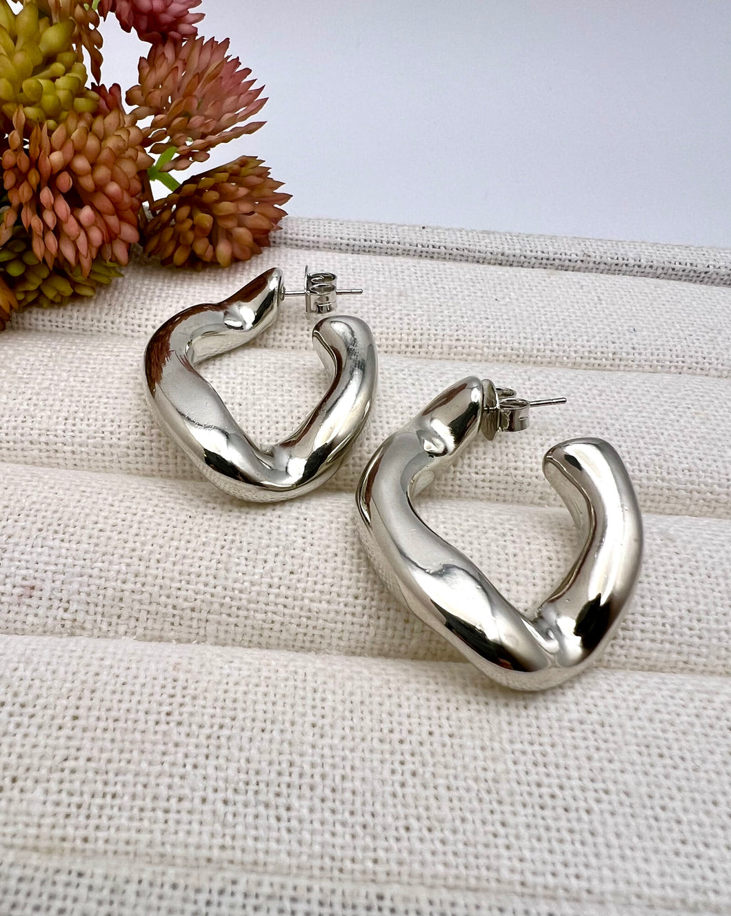 Light twisted push back hoop earrings